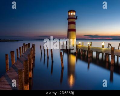 Podersdorf am See am Ufer des Neusiedler Sees. Der Leuchtturm im Heimathafen, die Ikone von Podersdorf und Neusiedler See. Die Landschaft um t Stockfoto