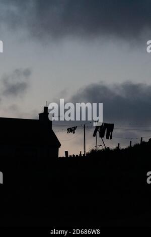 Silhouette von kleinen ländlichen Haus und Waschen auf Linie mit Kopierbereich - UK Stockfoto