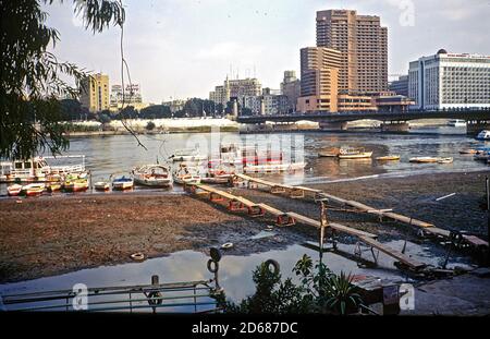 Aussicht auf die ländliche Insel Geziret El-Dahab in den Nil von El-Monieb Brücke in Kairo Stockfoto