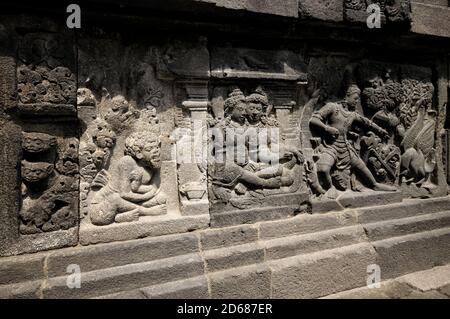 Bas-Reliefs am Prambanan Tempel bei Yogyakarta, Indonesien Stockfoto