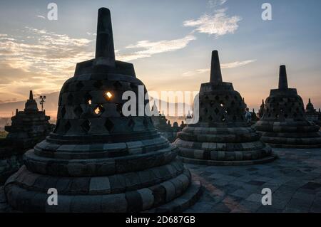 Sonnenaufgang über den Stupas von Borobudur auf der Insel Java, Indonesien Stockfoto