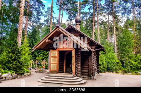 Die Kapelle des Heiligen Seraphim Wyrizki auf dem Territorium des Tempels zu Ehren der Kasaner Ikone der Gottesmutter in Wyriza im Leningrader Gebiet. Russland Stockfoto