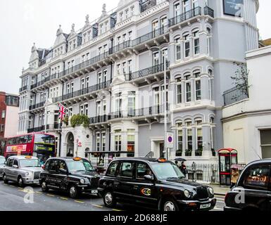 Fassade des Hauses in South Kensington mit geparktem Taxi. London, Großbritannien Stockfoto