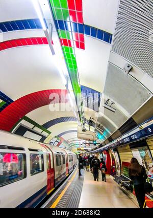 Ein Zug fährt an der U-Bahnstation Piccadilly Circus an. London, Großbritannien Stockfoto