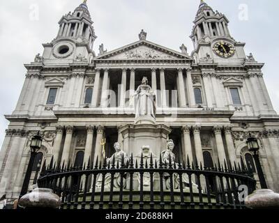 St. Paul's Kathedrale. Eine anglikanische Kathedrale, Sitz des Bischofs von London und Mutterkirche der Diözese London. VEREINIGTES KÖNIGREICH Stockfoto