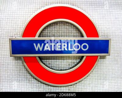 Schild für die U-Bahnstation Waterloo. Die Londoner U-Bahn ist die älteste der Welt und stammt aus dem Jahr 1863. London, Großbritannien Stockfoto