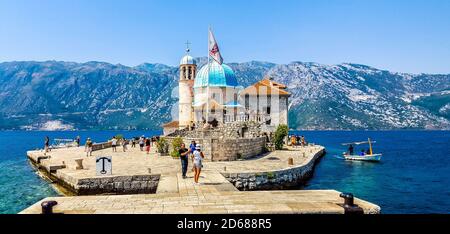 Die römisch-katholische Kirche Our Lady of the Rocks auf einer künstlichen Insel in der Adria. Montenegro. Stockfoto