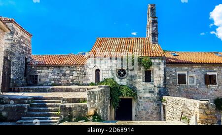 Die katholische Kirche der Heiligen Jungfrau Maria in der Altstadt von Budva. Montenegro. Stockfoto