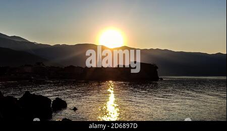 Sonnenaufgang über der Altstadt von Budva. Montenegro. Stockfoto