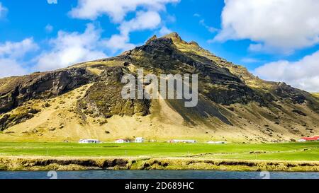 Isländische Landschaft. Blick auf den Berg und den Fluss an einem glänzenden Tag. Stockfoto