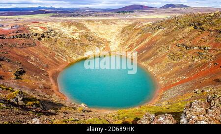 Kerith oder Kerid ist ein vulkanischer Kratersee in der Grmsnes-Region im Süden Islands, entlang des Goldenen Kreises. Stockfoto