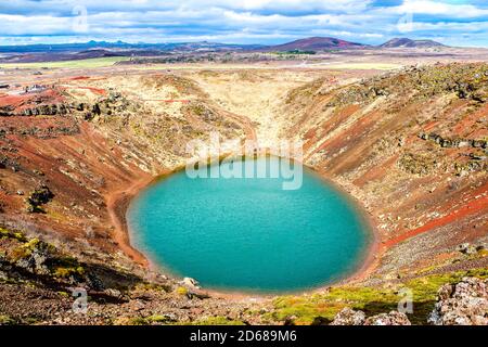 Kerith oder Kerid ist ein vulkanischer Kratersee in der Grmsnes-Region im Süden Islands, entlang des Goldenen Kreises. Stockfoto