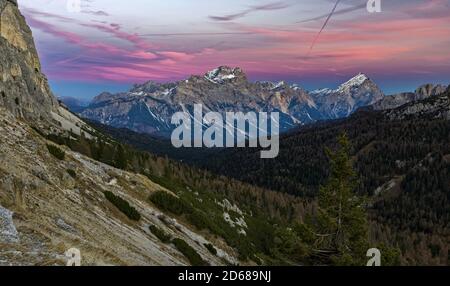 Blick vom Falzarego Pass auf den Sorapis und Marmole in den Dolomiten. Die Dolomiten sind als UNESCO-Weltkulturerbe. europa, Zentr Stockfoto