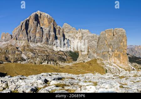 Die Gipfel des Monte Tofane und die Cinque Torri (Vordergrund) in den Dolomiten von Cortina d'Ampezzo. Die Dolomiten sind als UNESCO-Welterbe.e Stockfoto