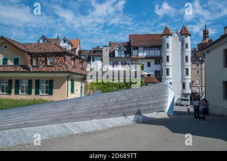 Zum Schlössli Restaurantgebäude und integrierter U-Bahn-Zugang, Altstadt St. Gallen, Schweiz. Stockfoto