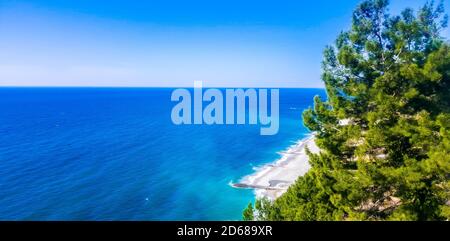 Schwarzmeerküste an einem sonnigen Tag. Abchasien Stockfoto