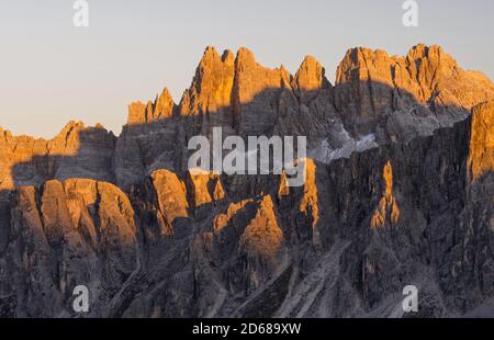 Die Dolomiten beim Giau-Pass. Blick Richtung Norden nach Cortina d'Ampezzo. Mount Croda da Lago. Die Dolomiten sind als UNESCO-Welterbe. europ Stockfoto