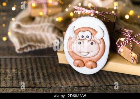 Lebkuchen Form Stier als Symbol 2021. Weihnachten, Ein Glückliches Neues Jahr 2021. Magic Holiday Card Stockfoto