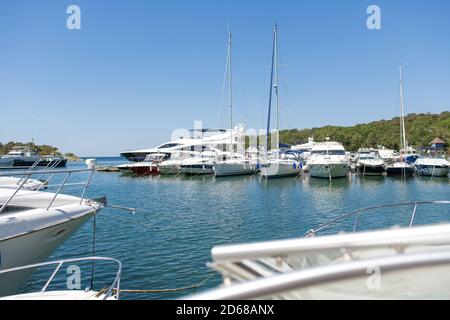 Bolschoy Utrish, Russia-21.08.2020: Boot Parken auf dem Wasser bei perfektem sonnigem Wetter. Stockfoto