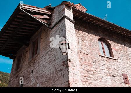 Eine isolierte Laterne an einer mittelalterlichen Wand eines alten Hauses (Gubbio, Umbrien, Italien, Europa) Stockfoto