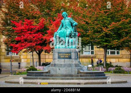 Statue des großen Wissenschaftlers Otto Guericke in Magdeburg Stockfoto