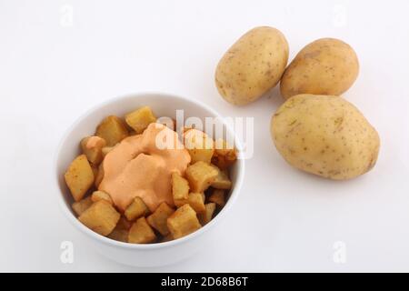 Typisch spanische Tapas Bratkartoffeln mit würziger Sauce Stockfoto