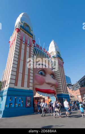 Der ikonische, lächelnde Eingang zum Luna Park in Sydney park am Ufer des Sydney Harbour in der Nähe von Milsons Point In Australien Stockfoto