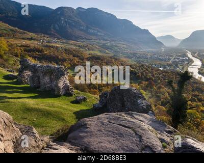 Ruinen auf Mount Castelfeder. Blick ins Etschtal Richtung Salurn - Salorno im Südtiroler Unterland - Bassa Atesina. europa, Zentral-Euro Stockfoto