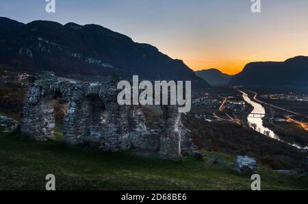 Ruinen auf Mount Castelfeder. Blick ins Etschtal Richtung Salurn - Salorno im Südtiroler Unterland - Bassa Atesina. europa, Zentral-Euro Stockfoto
