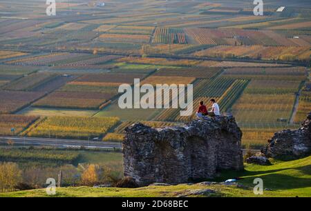 Ruinen auf Mount Castelfeder. Blick ins Etschtal Richtung Salurn, Salurn im Südtiroler Unterland, Unterland Atesina. europa, Mitteleuropa Stockfoto