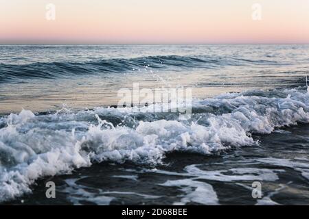 Meer Strand Wasser mit Wellen. Stockfoto