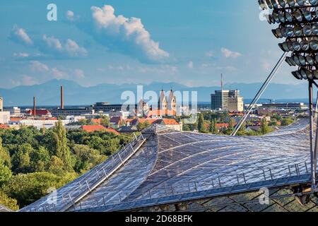 Stadion des Olympiaparks in München, Deutschland, ist ein Olympiapark, der für die Olympischen Sommerspiele 1972 gebaut wurde Stockfoto