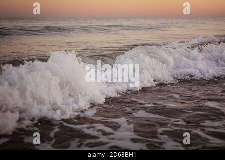 Meer Strand Wasser mit Wellen. Stockfoto