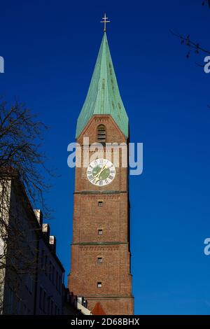 Allerheiligenkirche, deutsch: Allerheiligenkirche am Kreuz, auch bekannt als Heilig-Kreuz-Kirche ist eine Friedhofskirche in München, Deutschland Stockfoto