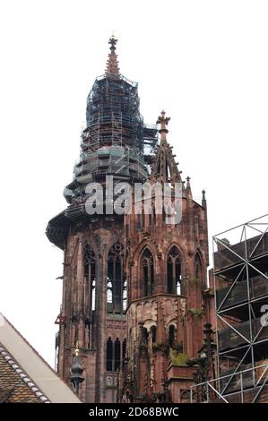 Der Turm des Freiburger Münster in Freiburg, Deutschland Stockfoto