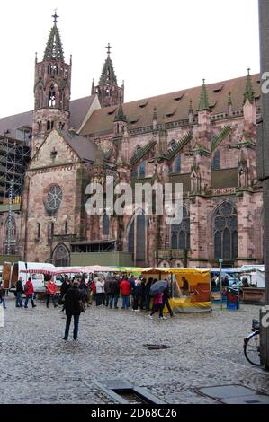 Der Marktplatz und das Freiburger Münster im Hintergrund in Ferburg Stockfoto