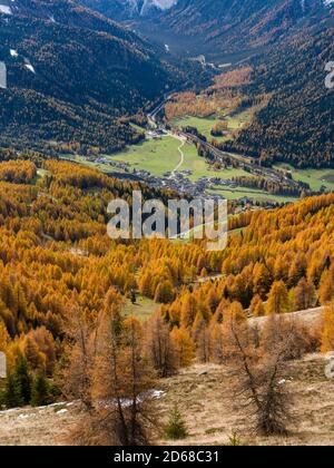 Dorf Sexten - Sexten und die Sextner Dolomiten - Sextner Dolomiten, Teil des UNESCO Welterbes Dolomiten im Herbst. europa, zentral e Stockfoto