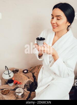 Mixed Race Frau verbringen ein Wochenende in einem Spa und genießen Wellness-Tee. Resort und Spa Salon Stockfoto