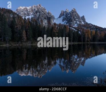 Die Gipfel des Cadini-Gebirges - Cadini di Misurina in den Dolomiten, Spiegelung im Lago di Antorno. Die dolomiten sind Teil der unesco Welterbe Stockfoto