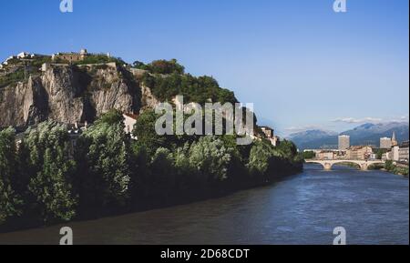 Grenoble Panorama mit Bastillie von der Flussbrücke Stockfoto