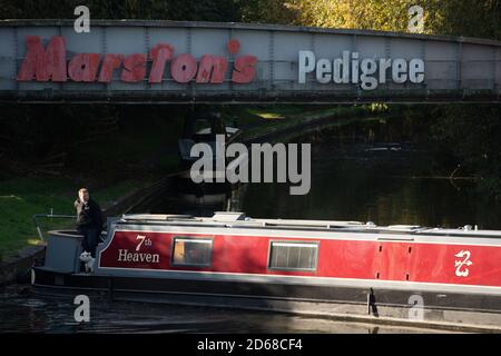 Ein Schmalboot auf dem Trent und Mersey Canal, in der Nähe von Marston's Brewery in Burton Upon Trent, Staffordshire. Mehr als 2,000 Arbeitsplätze werden in der Kneipenkette abgebaut, da Ausgangssperren und neue Beschränkungen des Coronavirus den Handel behindert haben. Stockfoto