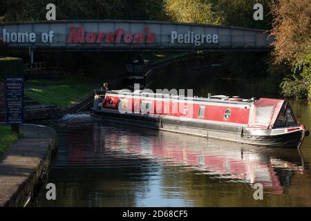 Ein Schmalboot auf dem Trent und Mersey Canal, in der Nähe von Marston's Brewery in Burton Upon Trent, Staffordshire. Mehr als 2,000 Arbeitsplätze werden in der Kneipenkette abgebaut, da Ausgangssperren und neue Beschränkungen des Coronavirus den Handel behindert haben. Stockfoto