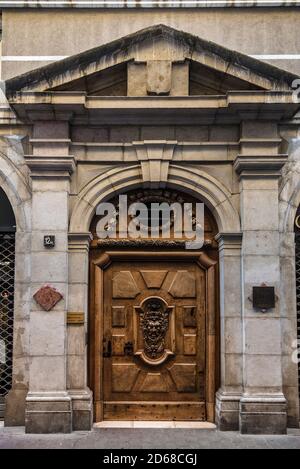 Alte geschnitzte Holztür in Grenoble Stadt Stockfoto