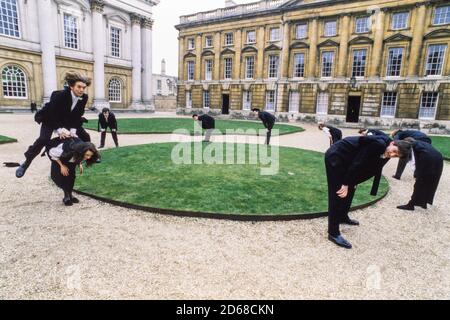 Studenten, die Wohltätigkeitsorganisationen tun, hüpften sich um das Tom Quad am Christchurch College, Oxford, zugunsten von Oxfam. 24. Februar 1992. Foto: Neil Turner Stockfoto