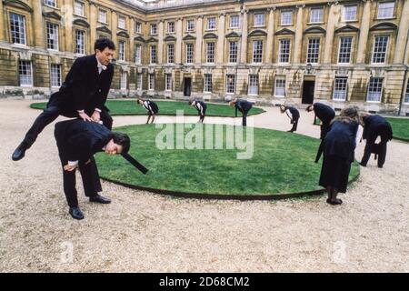 Studenten, die Wohltätigkeitsorganisationen tun, hüpften sich um das Tom Quad am Christchurch College, Oxford, zugunsten von Oxfam. 24. Februar 1992. Foto: Neil Turner Stockfoto