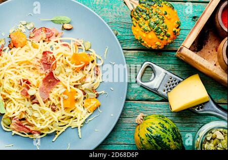 Herbstmenü, Pasta mit Kürbis und Speck.Pasta carbonara.Pasta mit gebackenem Kürbis Stockfoto