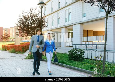 Geschäftsleute, die die Straße hinunter laufen Stockfoto