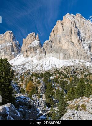 Langkofel - Langkofel und die Felsen der Steinerne Stadt am Sellajoch - Sellajoch in den Südtiroler Dolomiten - Südtirol. Dolomit Stockfoto