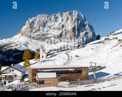 Langkofel - Langkofel und die Kapelle am Groedner Joch - Grödner Joch in den Südtiroler Dolomiten - Südtirol. Die Dolomiten sind aufgeführt Stockfoto