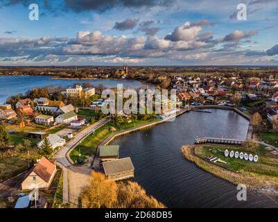 Luftaufnahme von Rajgrodzkie See und Rajgrod im Herbst, Polen Stockfoto